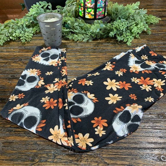 LuLaRoe Pants - LuLaRoe TC Fright Club Floral Skull Halloween Leggings Tall Curvy